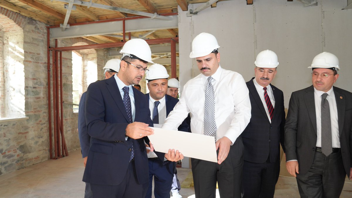 eyupkadirinan's tweet photo. 📍Halkapınar, İzmir

550 milyon liralık yatırımla kütüphaneye dönüştürülen Halkapınar Tarihî Un Fabrikası’ndaki (eski DGM Binası) restorasyon çalışmalarını yerinde inceledik.

Tarihî dokusunu koruyarak hazırladığımız bu yerleşkeyi; gençlerimizin okuyacağı, çalışacağı ve kültürel etkinliklerle buluşacağı bir kütüphane olarak yıl sonunda İzmir’imizin hizmetine sunmayı hedefliyoruz.

Destekleri için Cumhurbaşkanımız Sayın Recep Tayyip Erdoğan’a, Kültür ve Turizm Bakanımız Sayın Mehmet Nuri Ersoy’a, Vakıflar Genel Müdürlüğümüze ve emeği geçen herkese teşekkür ediyorum.