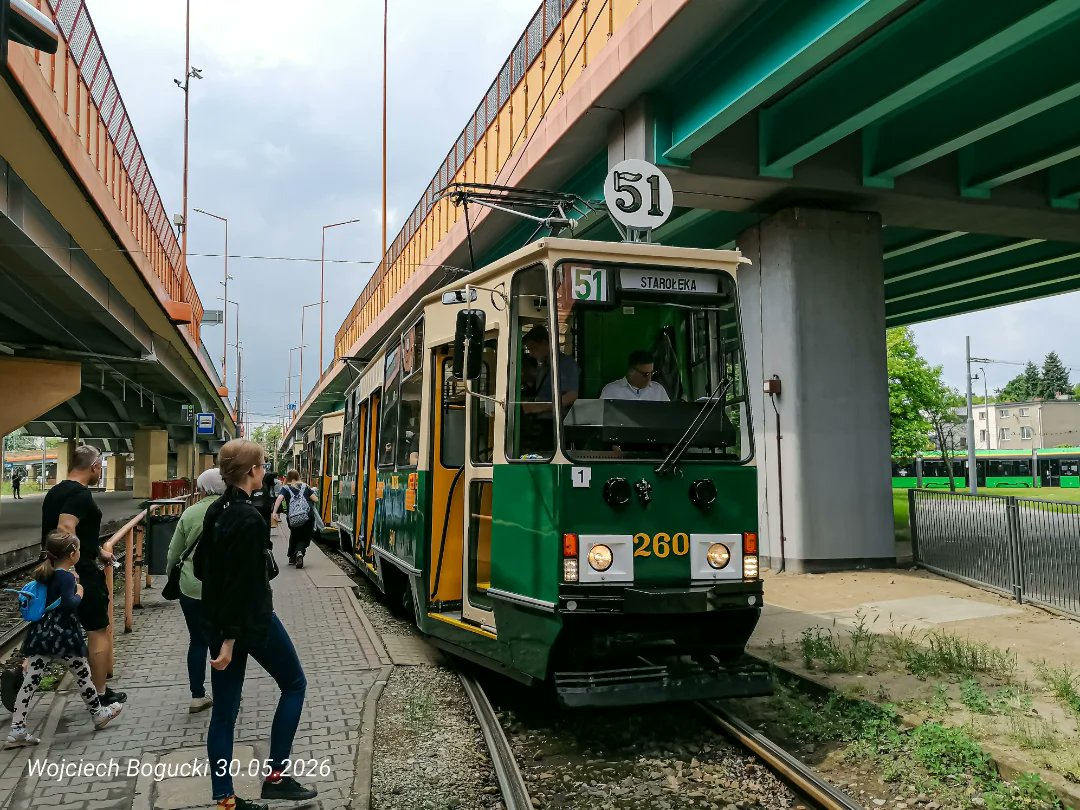 IrenaTaverwt's tweet photo. Pożegnanie poznańskich stopiątek 1/14

Trójskład Konstal 105Na 260+258+259 podczas wydarzenia z okazji zakończenia liniowej eksploatacji tych tramwajów. Linia 51, 30 maja 2026, Poznań Górczyn PKM. https://t.co/TfAVm9aaCb