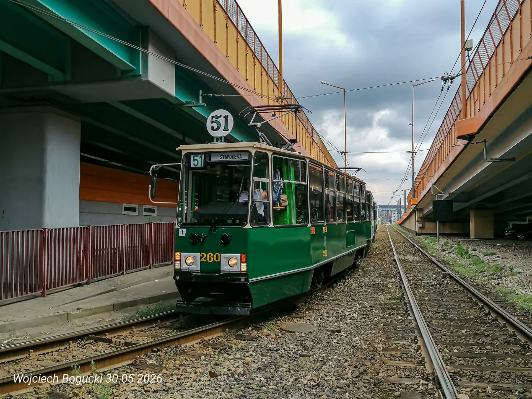 IrenaTaverwt's tweet photo. Pożegnanie poznańskich stopiątek 1/14

Trójskład Konstal 105Na 260+258+259 podczas wydarzenia z okazji zakończenia liniowej eksploatacji tych tramwajów. Linia 51, 30 maja 2026, Poznań Górczyn PKM. https://t.co/TfAVm9aaCb