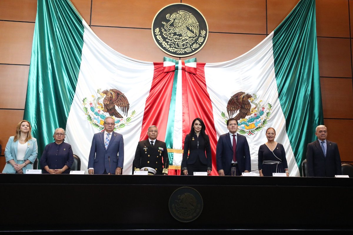 Rlegislatura's tweet photo. ⚓ Llaman a modernizar los puertos de México

La diputada @GabyJimenezMX vicecoordinadora de Morena, afirmó que es necesario continuar con la modernización de la infraestructura portuaria, reducir la burocracia, agilizar servicios y mejorar la coordinación entre autoridades.

🚢 Durante el foro “El sistema portuario mexicano”, legisladores destacaron la importancia de fortalecer el marco normativo, atraer mayor inversión y mejorar la conectividad entre puertos, ferrocarril y cadenas logísticas.

📈 También se resaltaron avances e inversiones en puertos como Manzanillo, Lázaro Cárdenas, Veracruz, Salina Cruz, Progreso, Dos Bocas y Ensenada.

#CámaraDeDiputados #Puertos #Infraestructura #ComercioExterior #Morena