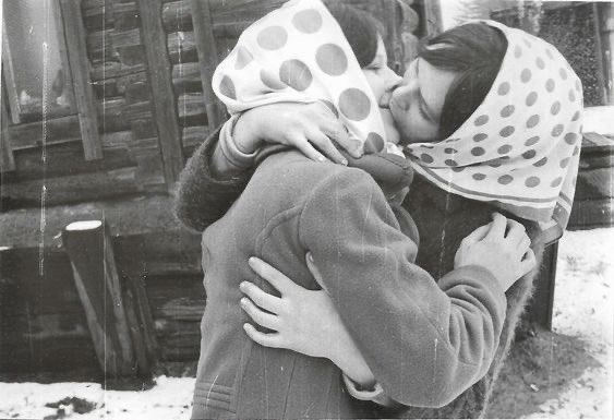 vintageminii's tweet photo. polka dots vintage lesbian lovers https://t.co/yy37vxaO70
