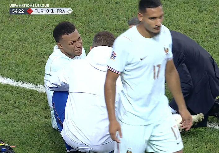 TouchlineX's tweet photo. 🚨🚨🚨 𝗠𝗔𝗝𝗢𝗥 𝗕𝗥𝗘𝗔𝗞𝗜𝗡𝗚: KYLIAN MBAPPE IS INJURED!

LOOKS LIKE IT'S HIS KNEE! https://t.co/f0yAuvBbRH