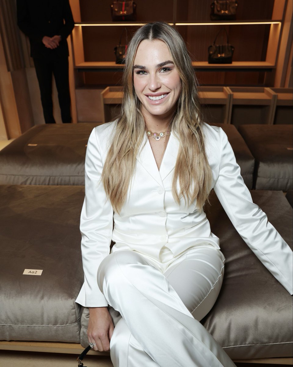 WTA's tweet photo. Front row pov 🤍

@SabalenkaA stuns at the Gucci show during Milan Fashion Week!

#GucciTheStoreShow #MFW https://t.co/Lqz5Z4pn1Q