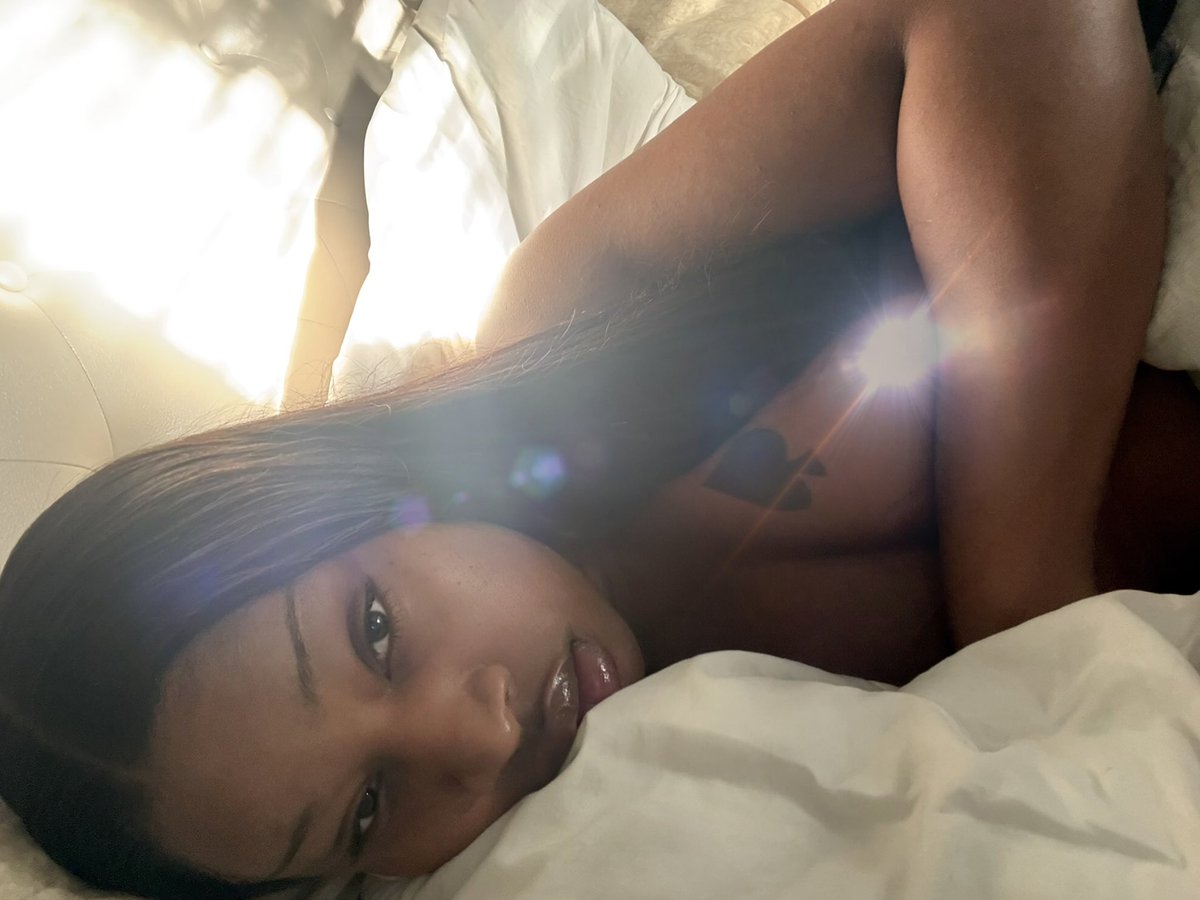 bbigbbz's tweet photo. how I lay in bed after topping the trade https://t.co/rnhvn3utCP