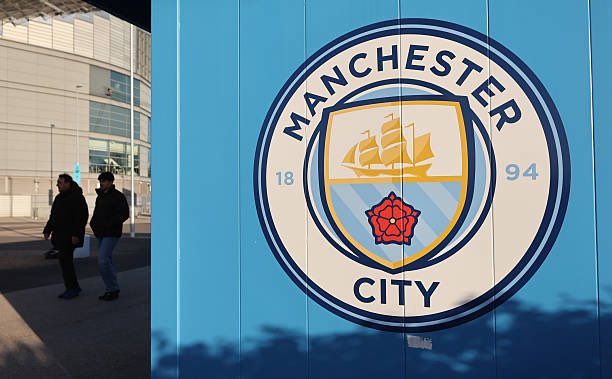 Mercado_Ingles's tweet photo. 🚨🏴󠁧󠁢󠁥󠁮󠁧󠁿 𝗟𝗢 𝗨𝗟𝗧𝗜𝗠𝗢: El experto legal y ex asesor del Manchester City, Stefan Borson, explica los detalles de lo que le espera al club:

• Las posibilidades de anular la condena mediante apelación parecen casi imposibles; porque los hechos del caso ya están resueltos, y no se revisarán las pruebas ni se escucharán a los testigos desde cero como ocurrió previamente en el (CAS).

• La condena del City en casi todas las acusaciones (114/115), excepto una, se dió después de audiencias prolongadas que duraron 12 semanas en las que se examinaron con precisión todas las pruebas y testimonios.

• El informe de fundamentos de la decisión es enorme, con entre 500 y 700 páginas, e incluye un lenguaje duro contra el comportamiento del club y sus responsables, y los intentos del City por obstaculizar su publicación están destinados al fracaso.

• La impugnación del club a la imparcialidad del comité o el argumento de la duración del proceso hasta la emisión de la decisión, de unos 22 meses, son maniobras procesales con posibilidades de éxito extremadamente escasas.

• El costo del litigio legal de la Premier League y Manchester City alcanzó casi los £100M; a diferencia del Chelsea, que colaboraron con las infracciones e información requerida y que negoció con la Premier League y salió con un acuerdo atenuado.

• La negación absoluta del club desde un principio lo privará de cualquier atenuante en el castigo, y hará que su falta de cooperación con la investigación sea un factor principal para endurecer la sanción en su contra.

• La sesión para determinar la sanción final se celebrarán a puerta cerrada, en secreto; y los indicios confirman que será dura, estricta e inédita, con todas las opciones sobre la mesa (deducción de puntos, despojo de títulos, descenso, multa monetaria, sanción en fichajes, indemnización a clubes, expulsión de la Premier League y de la English Football League).