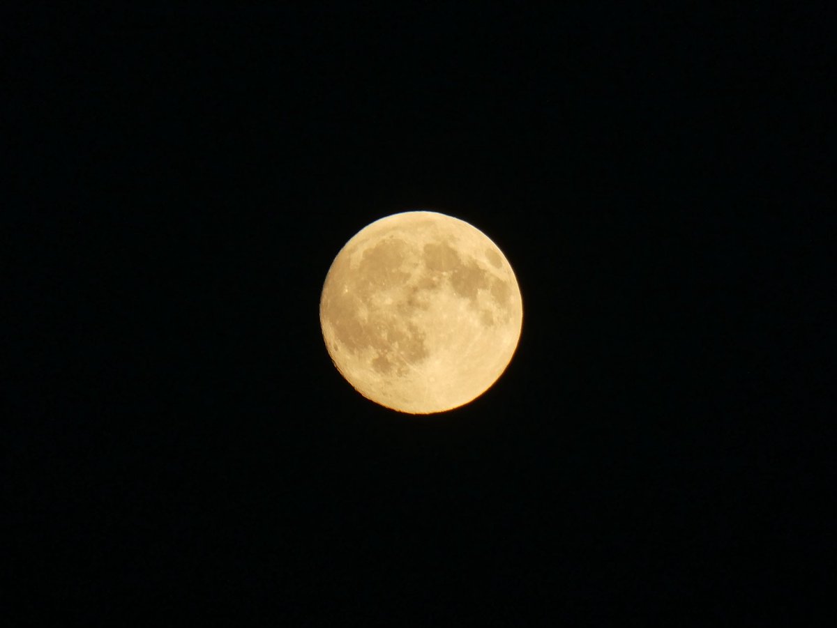 dimalnlm's tweet photo. Elle est belle la lune https://t.co/FebERX7Ef6