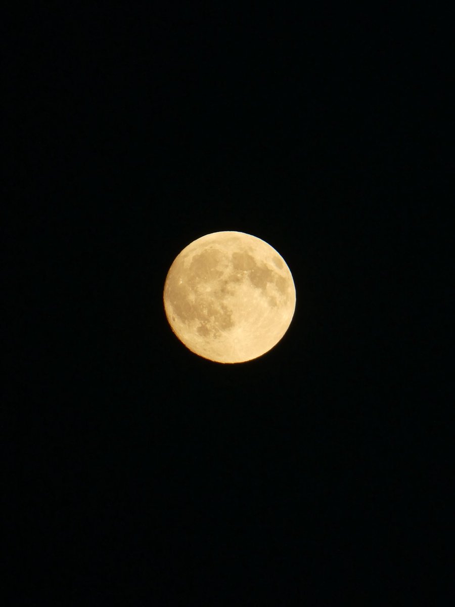 dimalnlm's tweet photo. Elle est belle la lune https://t.co/FebERX7Ef6