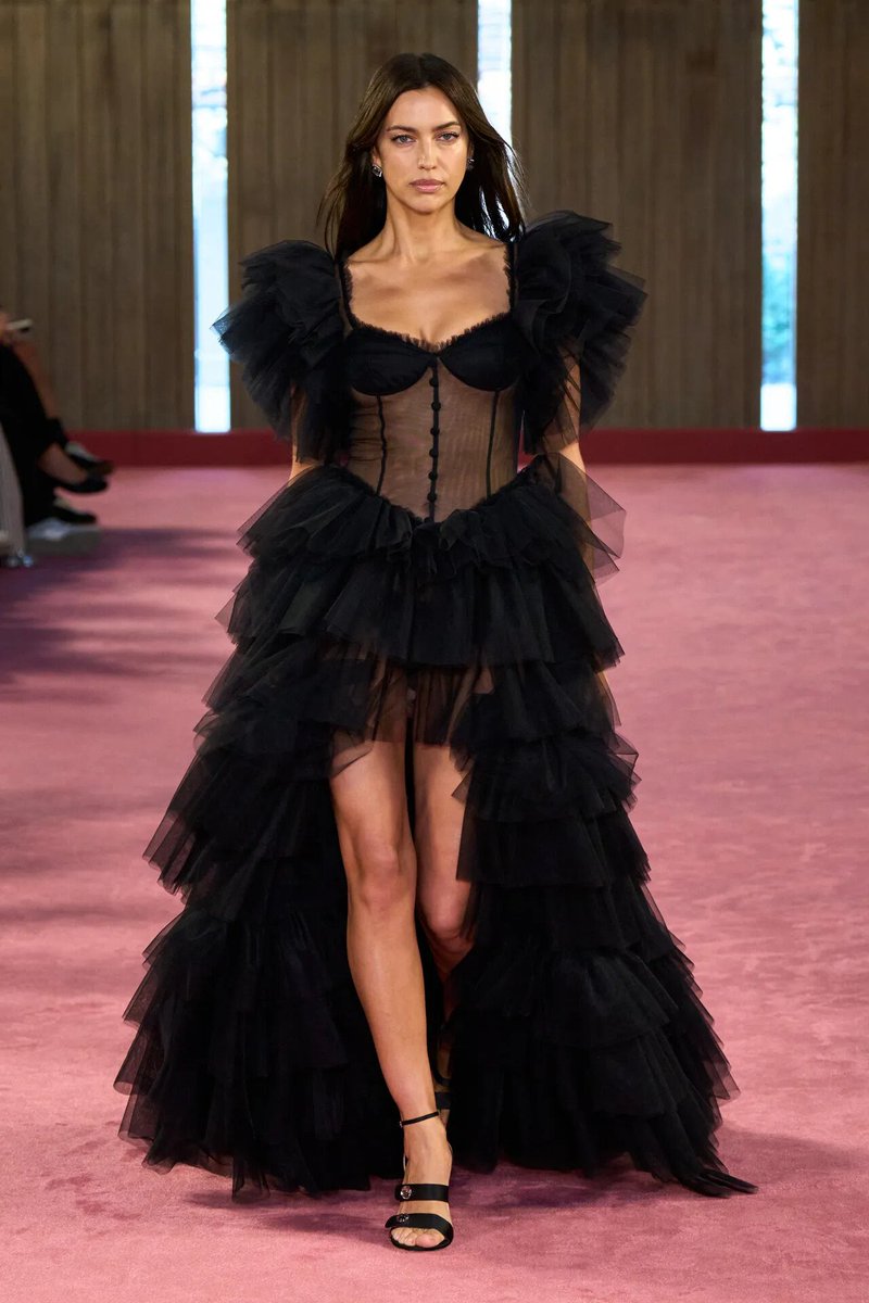 LadymiaMicky's tweet photo. Sfilata Spring Summer 27 Blumarine @BLUMARlNE #Blumarine #SpringSummer27 #moda #outfit #look #fashion #fashionstyle #style #fashionista #trendy #tendenza #glam #glamour #musthave 👗😍❤️ https://t.co/NZlHGUo8ji