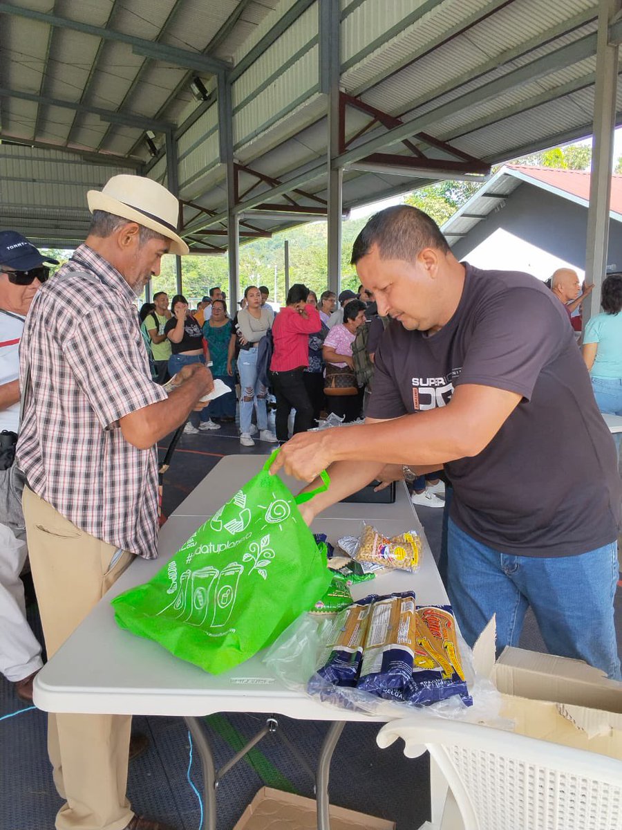 IMA_Pma's tweet photo. 📍Chiriquí - Con un impacto directo en la economía familiar, la Agroferia del IMA llegó este viernes a la cancha de Caldera, distrito de Boquete, logrando la comercialización de 20,400 libras de arroz a beneficio de 916 asistentes. #ConPasoFirme https://t.co/a4N3Li6rvp