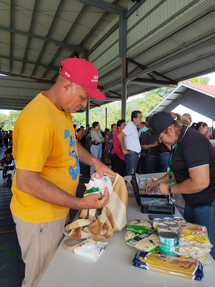 IMA_Pma's tweet photo. 📍Chiriquí - Con un impacto directo en la economía familiar, la Agroferia del IMA llegó este viernes a la cancha de Caldera, distrito de Boquete, logrando la comercialización de 20,400 libras de arroz a beneficio de 916 asistentes. #ConPasoFirme https://t.co/a4N3Li6rvp