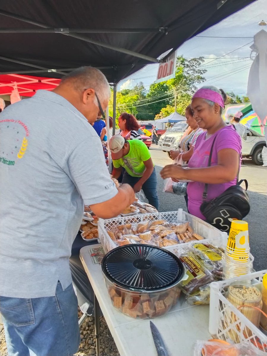 IMA_Pma's tweet photo. 📍Chiriquí - Con un impacto directo en la economía familiar, la Agroferia del IMA llegó este viernes a la cancha de Caldera, distrito de Boquete, logrando la comercialización de 20,400 libras de arroz a beneficio de 916 asistentes. #ConPasoFirme https://t.co/a4N3Li6rvp