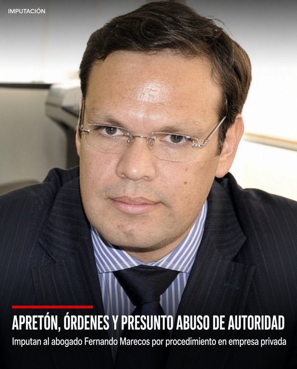 LaRed_Py's tweet photo. ⛽️ Apretón, órdenes y presunto abuso de autoridad: imputan a abogado Fernando Marecos por procedimiento en empresa privada.

El Ministerio Público imputó al abogado Fernando René Marecos Gamarra por los presuntos hechos punibles de coacción y usurpación de funciones públicas, a raíz de su actuación durante un procedimiento judicial en las instalaciones de Cargo Line Paraguay S.A.

La imputación fue presentada este 25 de septiembre por el fiscal Augusto Ledesma Blasser, de la Unidad Penal Nº 9 de la Fiscalía Zonal de Luque. Los hechos investigados ocurrieron el 16 de septiembre, cuando una comitiva encabezada por la jueza Mafalda María Cameron Luque llegó a la empresa para ejecutar una resolución que disponía cambios provisorios en la conducción de Cargo Line, la intervención judicial de la sociedad y la designación de nuevas autoridades.

Según el relato fiscal, Marecos habría asumido durante el procedimiento atribuciones que no le correspondían como particular ni como profesional del derecho. Uno de los episodios centrales involucra al entonces gerente general, Gustavo Adolfo Martínez Venialgo. La Fiscalía sostiene que el abogado le exigió abandonar de inmediato una sala para presentarse ante la comitiva y que, cuando Martínez intentó atender una llamada en su teléfono corporativo, le sujetó físicamente la mano para impedírselo.

Para el Ministerio Público, esa acción habría constituido un acto de fuerza destinado a obligarlo a una conducta contra su voluntad. Martínez preguntó quién era y bajo qué autoridad le impartía esas órdenes. La imputación señala que el letrado no exhibió poder, mandato, credencial ni autorización judicial. Fiscalía remarca que Martínez no opuso resistencia a la jueza, al oficial de Justicia ni a la Policía.

Otro punto relevante habría ocurrido después de que las autoridades judiciales y policiales se retiraran. Marecos supuestamente comunicó a Martínez que el nuevo directorio había decidido su desvinculación inmediata y le ordenó entregar el teléfono corporativo, la computadora, documentos y otros bienes de Cargo Line. Como consecuencia, fueron entregados certificados, acciones, poderes, sellos, documentos societarios y administrativos, además de un vehículo perteneciente a Copetrol.

La Fiscalía también le atribuye haber impedido el ingreso de una escribana convocada por Martínez para dejar constancia de lo ocurrido. 

Una actuación similar se habría producido respecto de Carlos Fabián Fretes Vargas, otro trabajador de la compañía, a quien también se le habría comunicado su desvinculación y exigido la entrega de equipos y bienes.

El acta señala que el procedimiento se desarrolló en un contexto considerado intimidante por la presencia de policías, guardias privados y numerosas personas vinculadas a la diligencia. El Ministerio Público distingue expresamente estas actuaciones de las realizadas de forma legítima por la jueza y el oficial de Justicia.

Con base en la resolución judicial, actas notariales de Martínez y Fretes y el acta oficial del procedimiento, la conducta fue encuadrada provisoriamente en los artículos 120 (coacción) y 241 (usurpación de funciones públicas) del Código Penal, y en el artículo 29, relativo a la autoría.

El fiscal pidió al Juzgado Penal de Garantías la admisión de la imputación y seis meses para investigar y presentar el requerimiento conclusivo. Marecos conserva el derecho a ejercer su defensa. La imputación inicia formalmente la investigación penal y no implica declaración de culpabilidad.