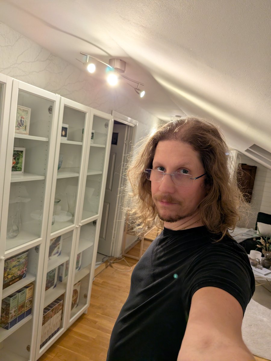 M0r1bu5's tweet photo. #runstreak day 625 #veganrunners #runeveryday. 2 km today. 250 laps at an 8 meter stretch in our living room. Wife is out and about, then I need to run inside when my son's sleeping. https://t.co/CUEQuxWvJd