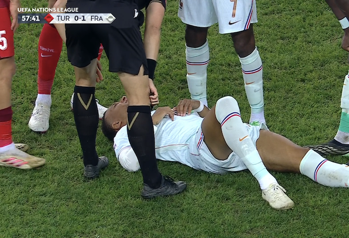 TouchlineX's tweet photo. 🚨 𝗕𝗥𝗘𝗔𝗞𝗜𝗡𝗚: IT'S OVER FOR KYLIAN MBAPPE!

IT'S A KNEE INJURY AND HE IS GOING OFF! ❌ https://t.co/Nnhu9P5iC9