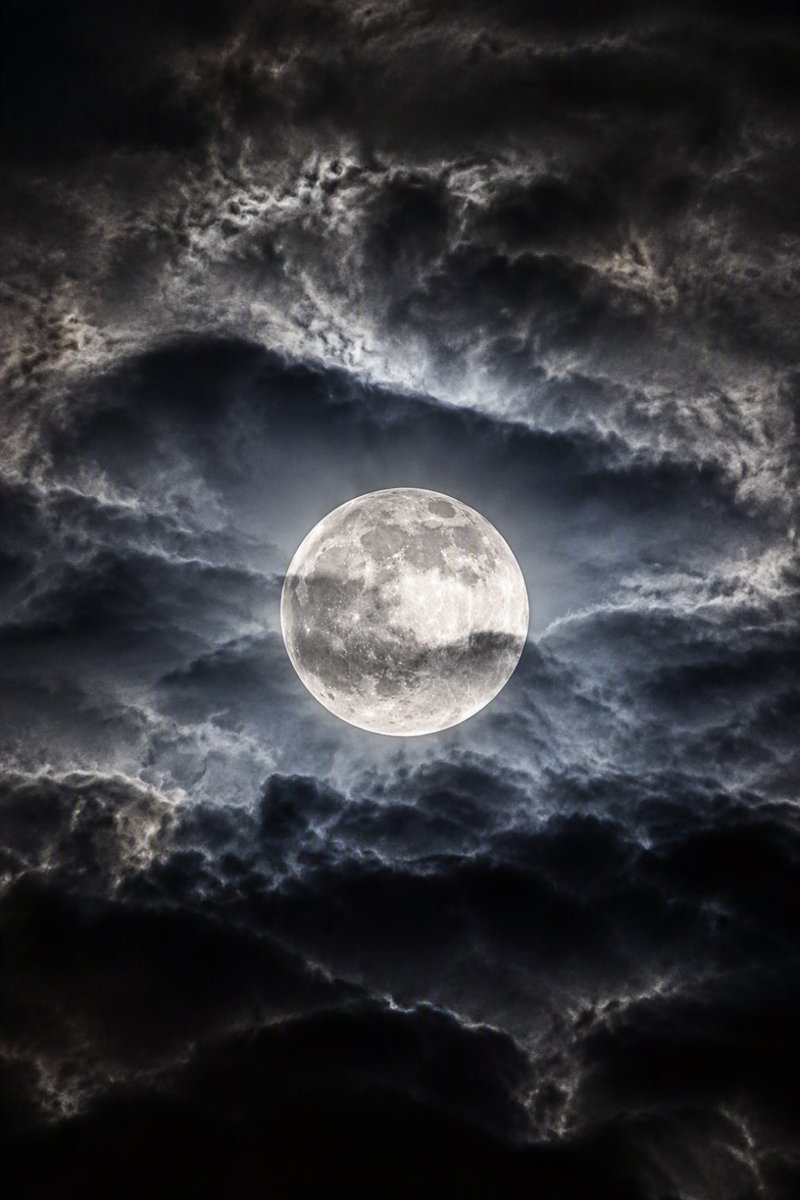 GarethJonesCWL's tweet photo. The moon never shines alone. Tonight, it shared the sky with drifting clouds, turning darkness into art. 🌕☁️✨
From sunset into starlight.

@googlepixel
               https://t.co/W5MohhOzmU https://t.co/KzfA6hR1JR