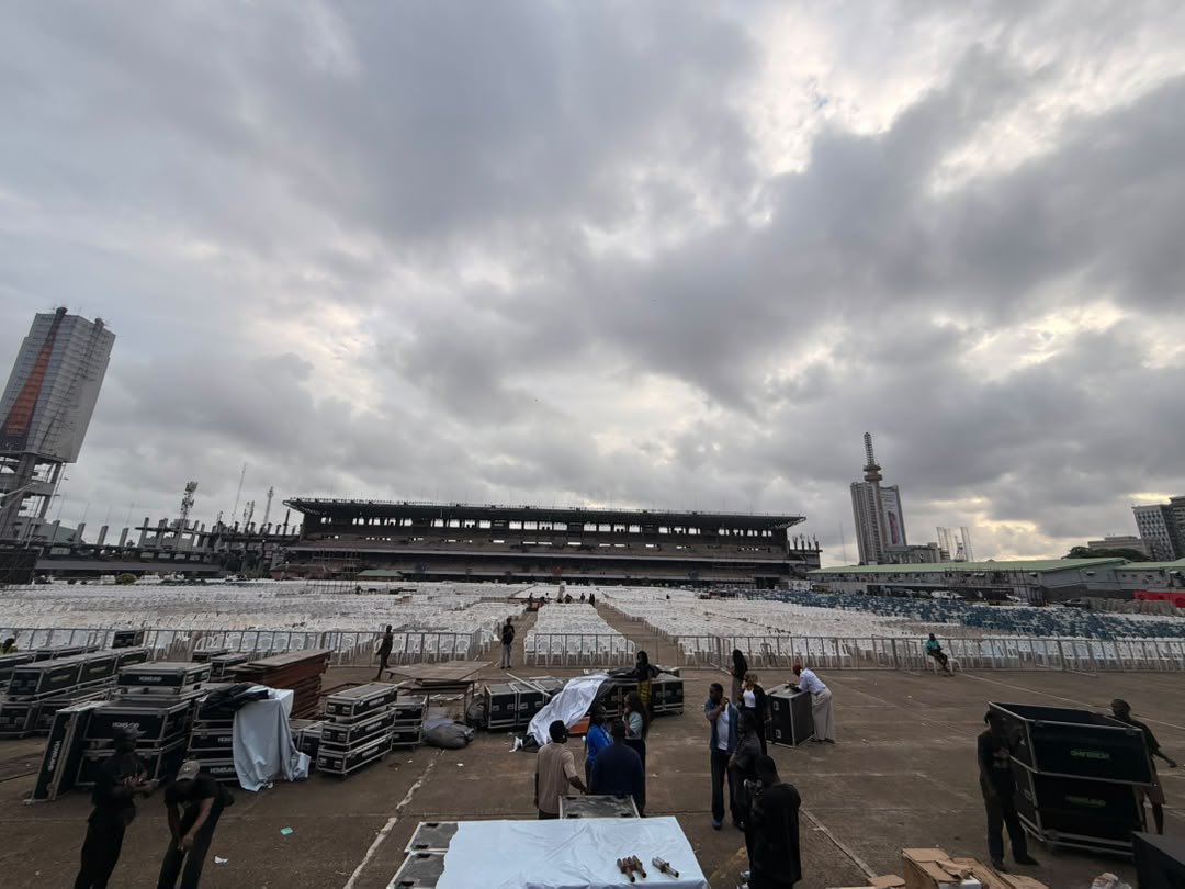 madias_1's tweet photo. The more I look at the setup, the more I understand just how krazy tomorrow is going to be.

50,000 people in one place, watching the same movie together. And that screen is so big that even people at the back will have a proper view. This is a serious production. https://t.co/zcnUOlKDae