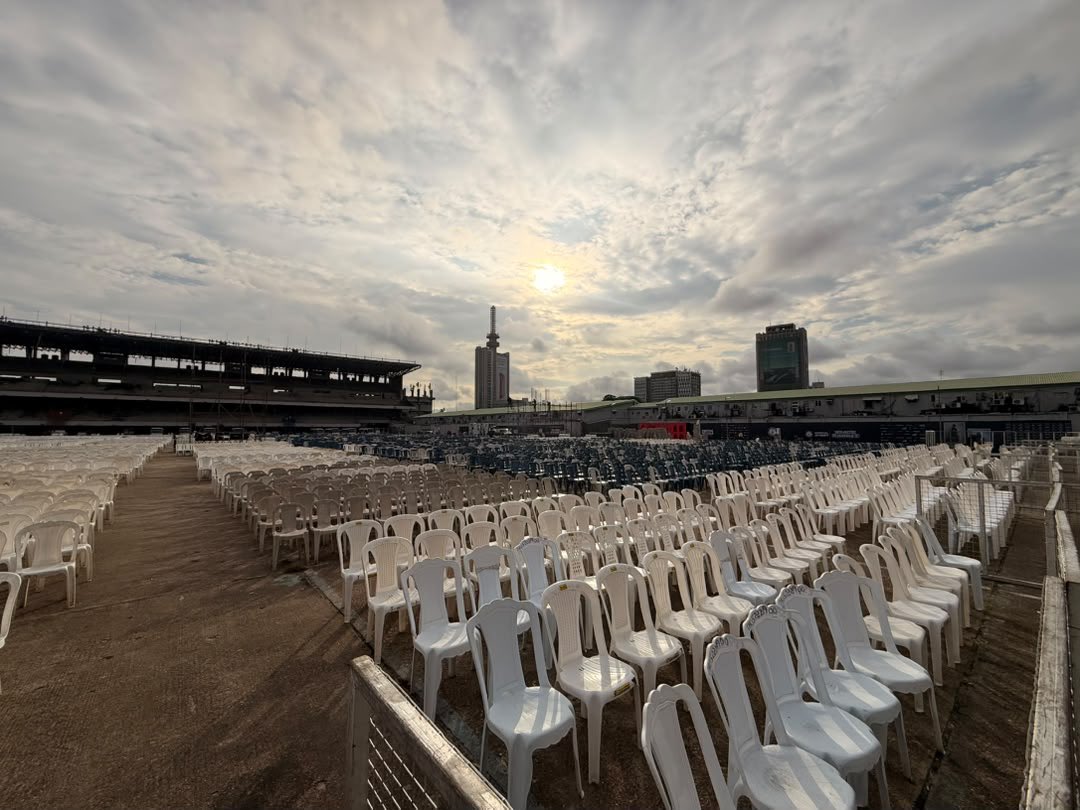 madias_1's tweet photo. The more I look at the setup, the more I understand just how krazy tomorrow is going to be.

50,000 people in one place, watching the same movie together. And that screen is so big that even people at the back will have a proper view. This is a serious production. https://t.co/zcnUOlKDae