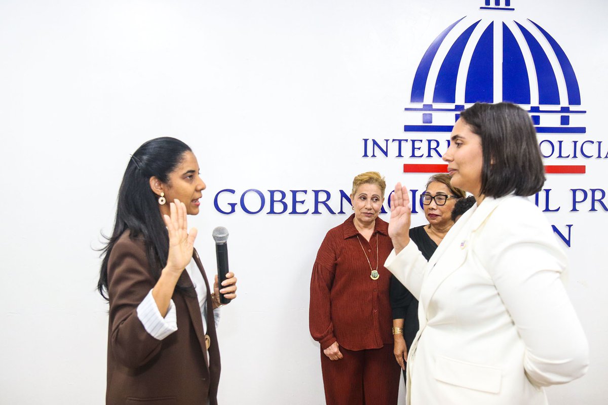SuperateRDO's tweet photo. La subdirectora de Superación de la Pobreza de @superaterdo, @addysthen, juramentó a Lucy Valeria Mateo como nueva encargada provincial de San Juan de la Maguana, junto a la directora de nuestra Regional El Valle, Juana Francisca Díaz, como parte del fortalecimiento de la gestión territorial de la institución.
