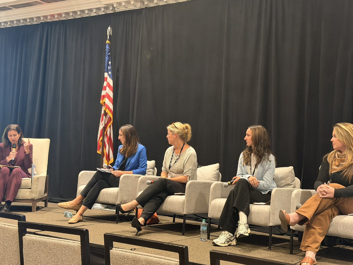 chateacher27's tweet photo. Our final panel at #Unplugged involves the discussion of where we go from here moderated by @MelindaJPerson and @nysut members and leaders from Croton, NY. https://t.co/jQtM1aRPWC