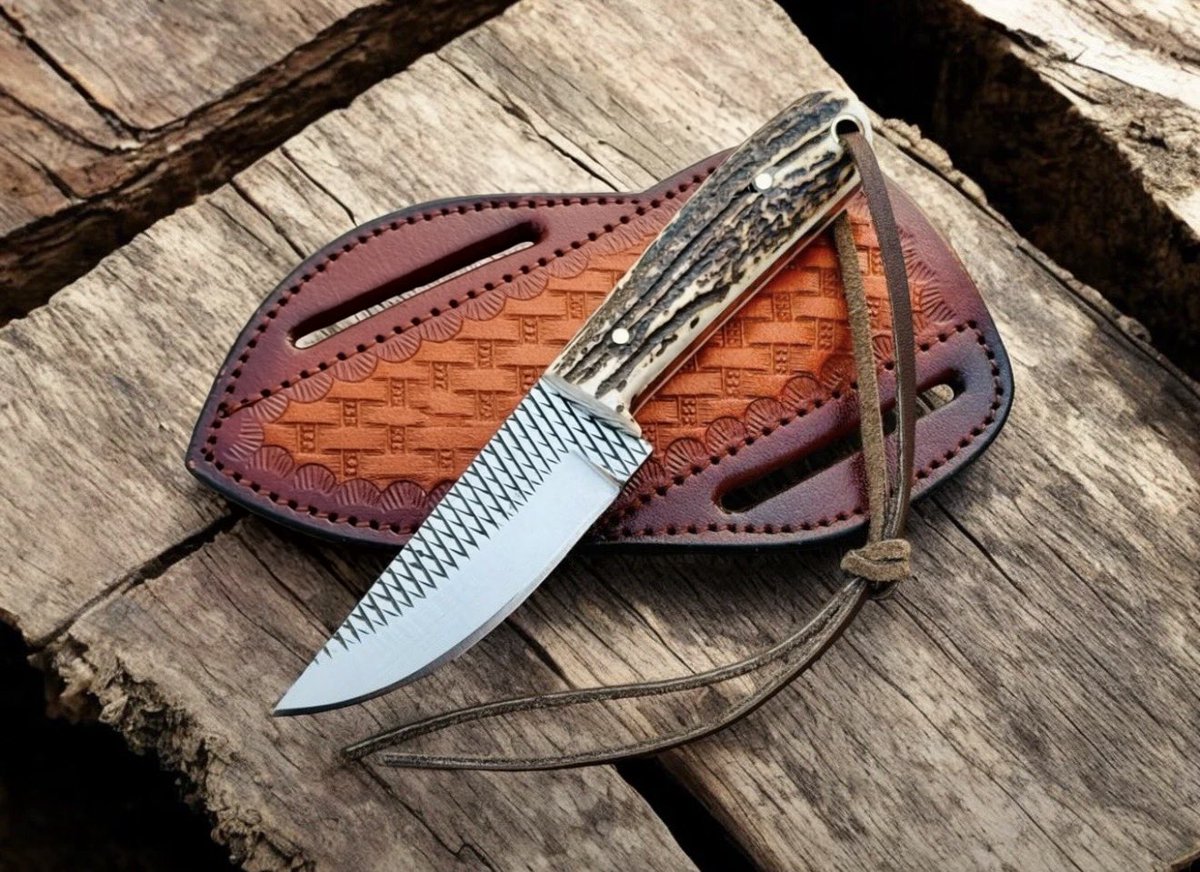 woodsmanforge's tweet photo. Some knives are made to blend in.
This one clearly missed the memo. π₯
Stag-style handle, detailed blade work, and a leather sheath that completes the whole setup.
Would this make your collection? π
Only 5 Available | Woodsman Forge
#HandmadeKnife #KnifeCollector #HuntingKnife #WoodsmanForge