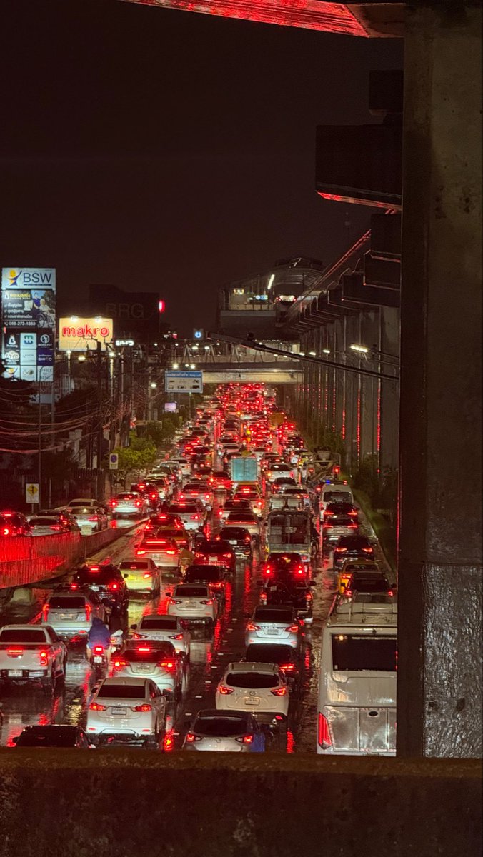 Lookged728552's tweet photo. Mood วันนี้ #ฝนตกกรุงเทพ https://t.co/Bbn5FfiP1r