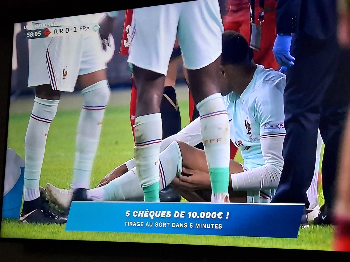 Bruno14RM's tweet photo. Lesión de Mbappé en el Turquía-Francia https://t.co/ZcVovFz0Nq