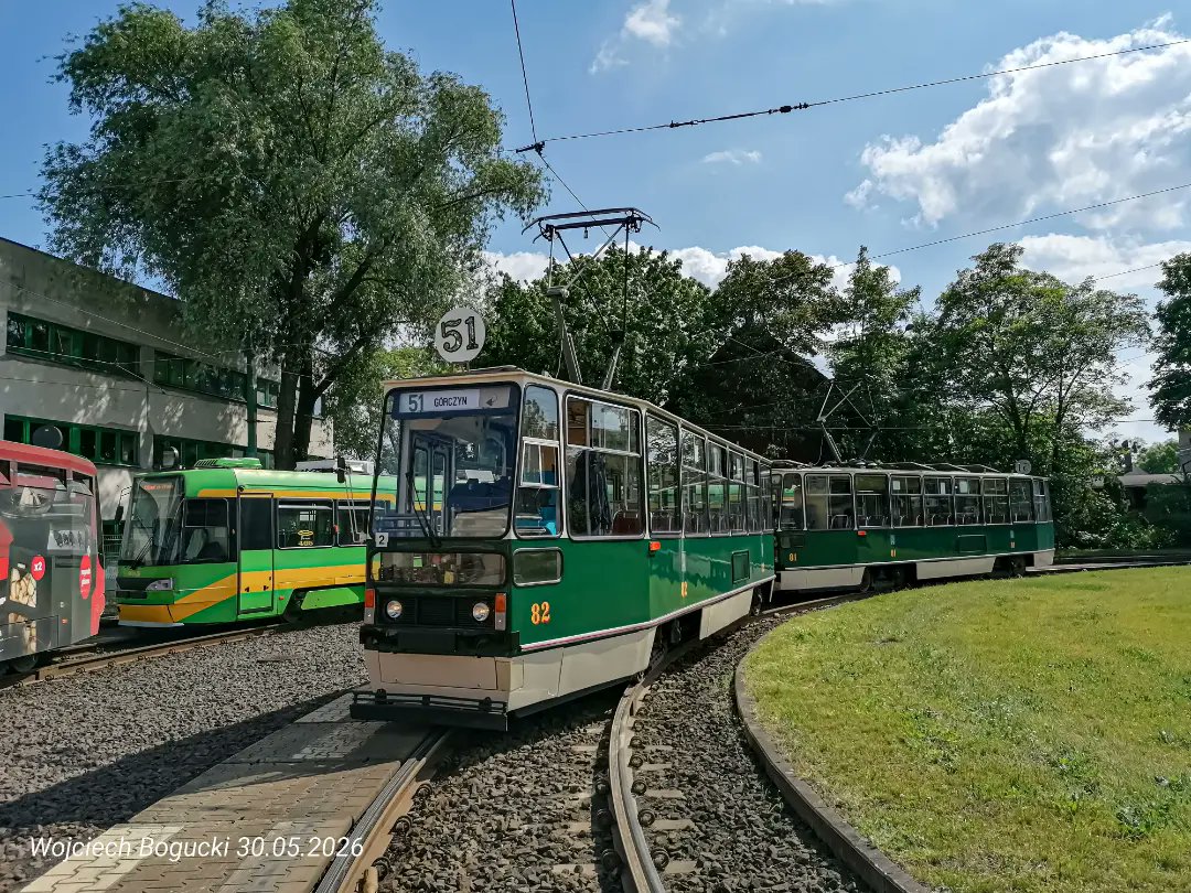 IrenaTaverwt's tweet photo. Pożegnanie poznańskich stopiątek 7/14. Szybkowiec ex 194+193, czyli skład Konstal 105N 82+81 z 1979 roku, na drugiej brygadzie linii 51. Zdjęcia wykonano 30 maja 2026 roku na Starołęce PKM. https://t.co/nTyD6IaqCJ