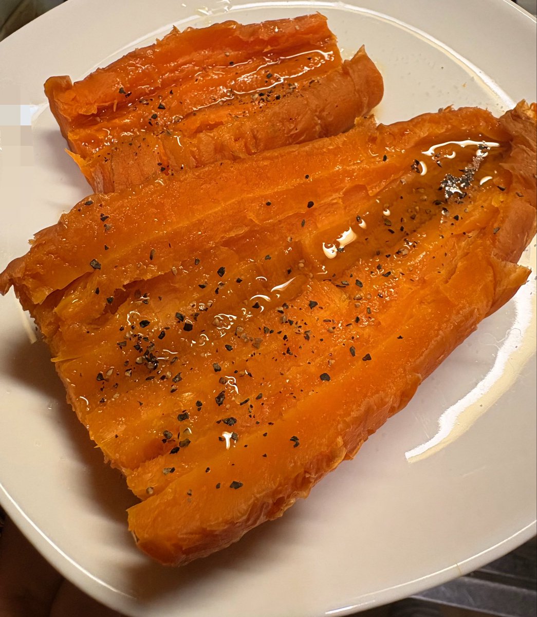 IsxPHZ2RbltWgYX's tweet photo. バカ美味くて笑った。人参の嫌なクセとか全部ぶっ飛んで、ただただ柔らかくてさつまいもと栗より美味い何かが爆誕した。
ただ緩く縛ってもアイラップめちゃ膨らんで怖かったから包丁でブスっと穴開けた方が良い。あとオリーブオイルとブラックペッパーは必須‼️このツイートに出会えて良かった https://t.co/5C56NB0W7p
