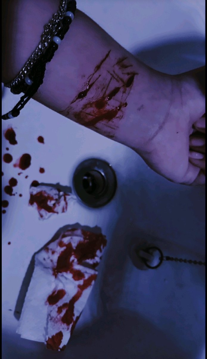 Cnocturn77's tweet photo. All Fake ≽^• ˕ • ྀི≼ fake blood ꉂꉂ(ᵔᗜᵔ◍)
#cuts #sfx #makup https://t.co/E7jESDwlHr
