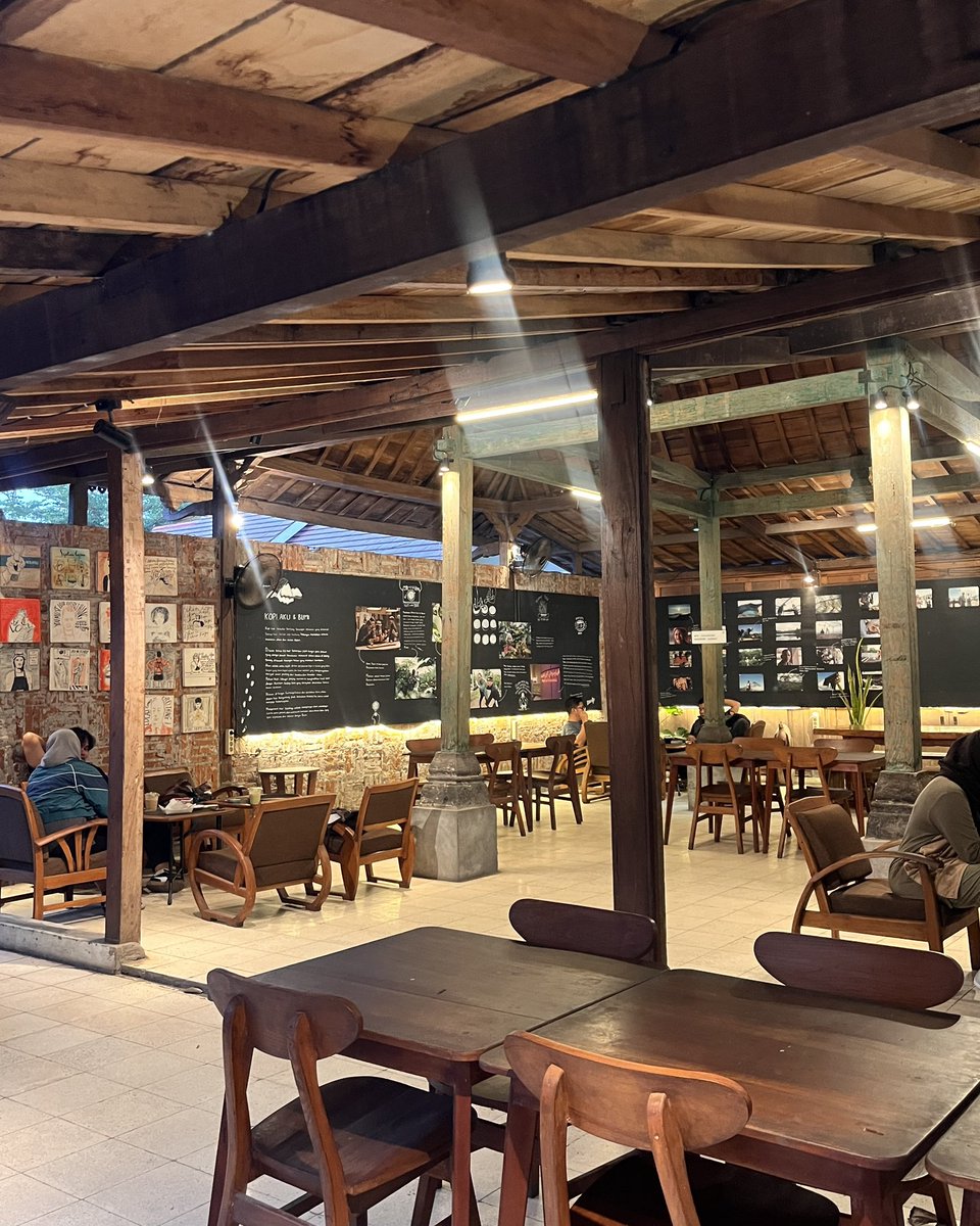 Abd_Mudanang's tweet photo. The place is incredibly comfortable and offers a great, spacious layout that is perfect for hanging out.
#coffeeshop #filosofikopi #jogja https://t.co/DRw7CnEB95