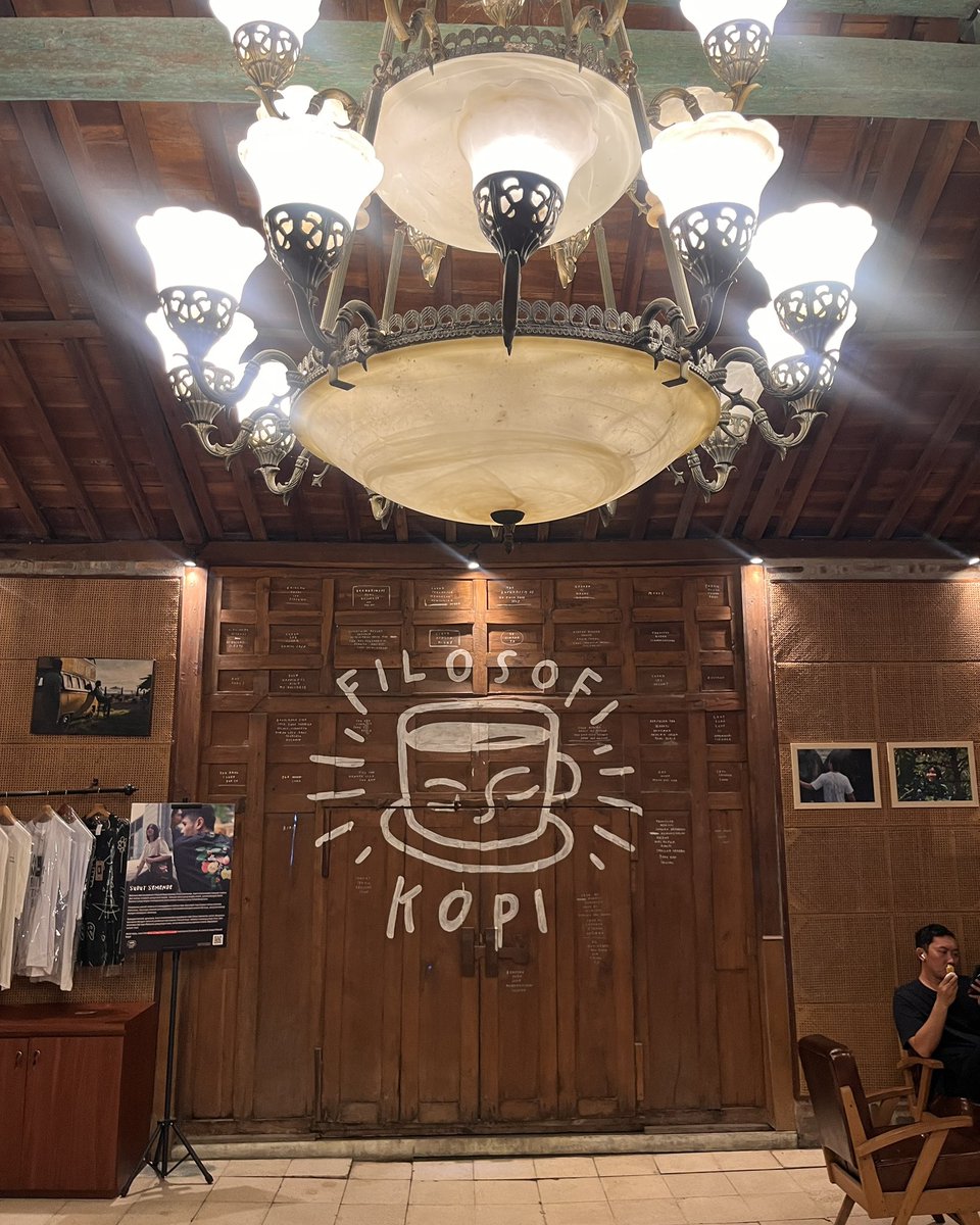 Abd_Mudanang's tweet photo. The place is incredibly comfortable and offers a great, spacious layout that is perfect for hanging out.
#coffeeshop #filosofikopi #jogja https://t.co/DRw7CnEB95