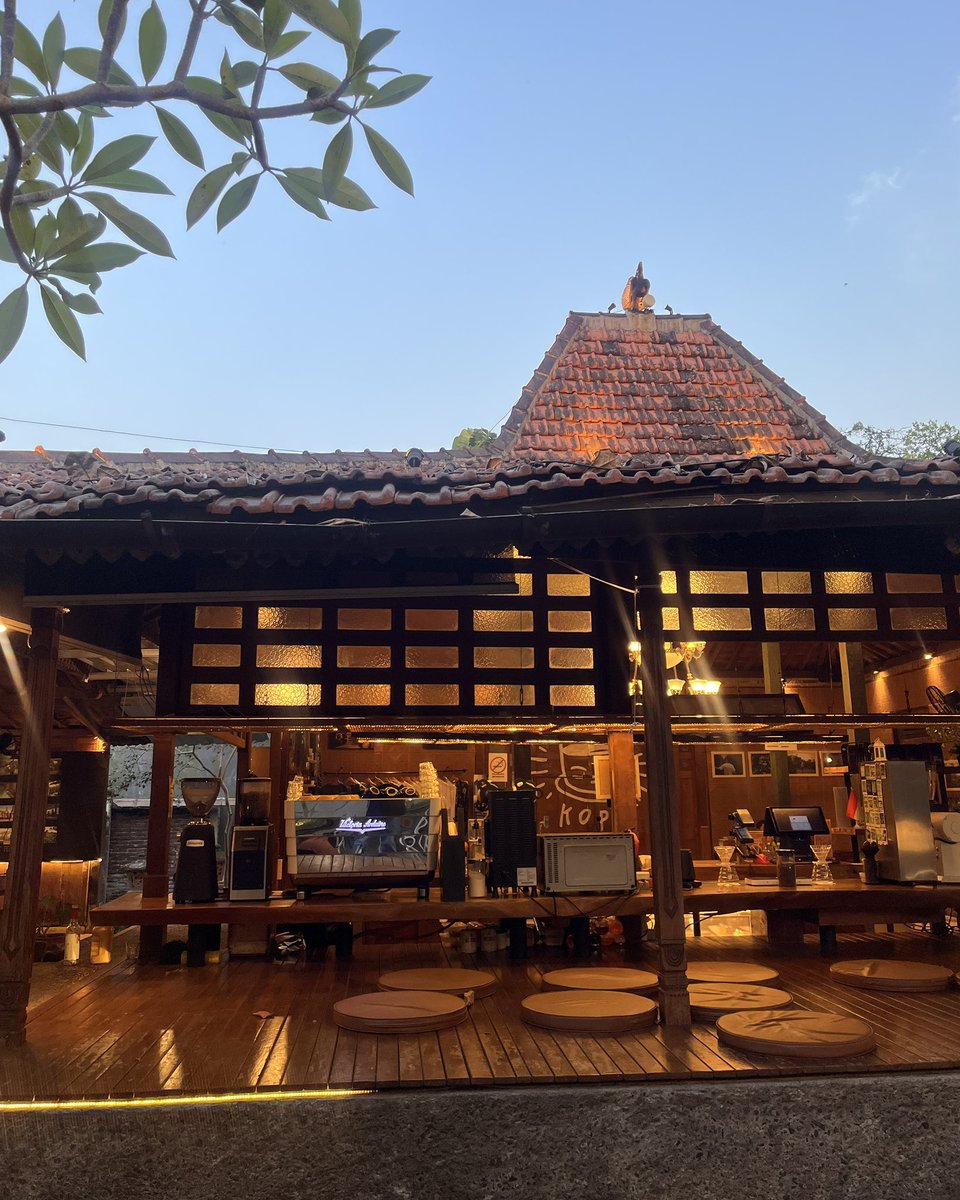 Abd_Mudanang's tweet photo. The place is incredibly comfortable and offers a great, spacious layout that is perfect for hanging out.
#coffeeshop #filosofikopi #jogja https://t.co/DRw7CnEB95