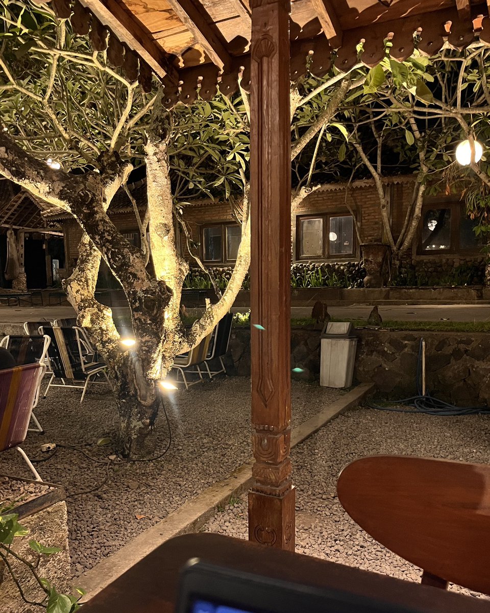 Abd_Mudanang's tweet photo. The place is incredibly comfortable and offers a great, spacious layout that is perfect for hanging out.
#coffeeshop #filosofikopi #jogja https://t.co/DRw7CnEB95