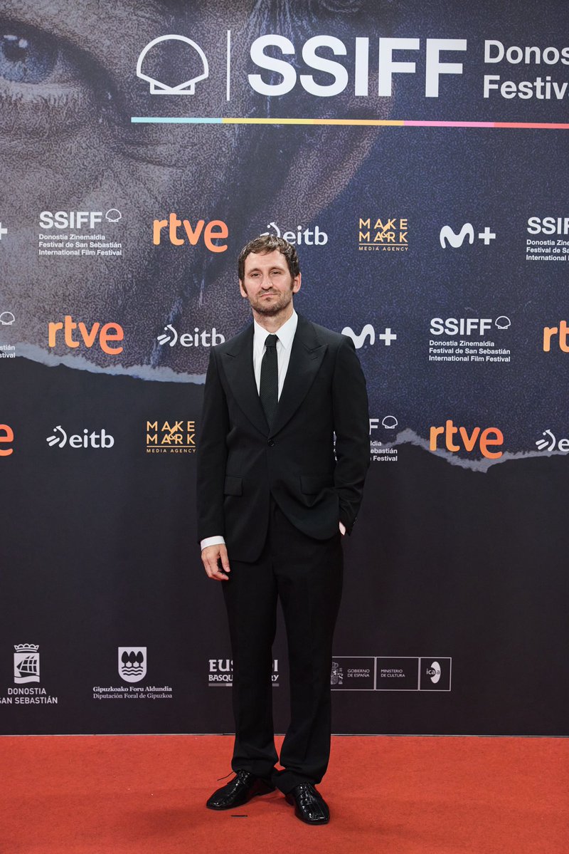 MovistarPlus's tweet photo. El equipo de #ElCastillo presenta la serie en @sansebastianfes. Disponible el 8 de octubre en Movistar Plus. #74ssiff https://t.co/Tt0T0AzdBM