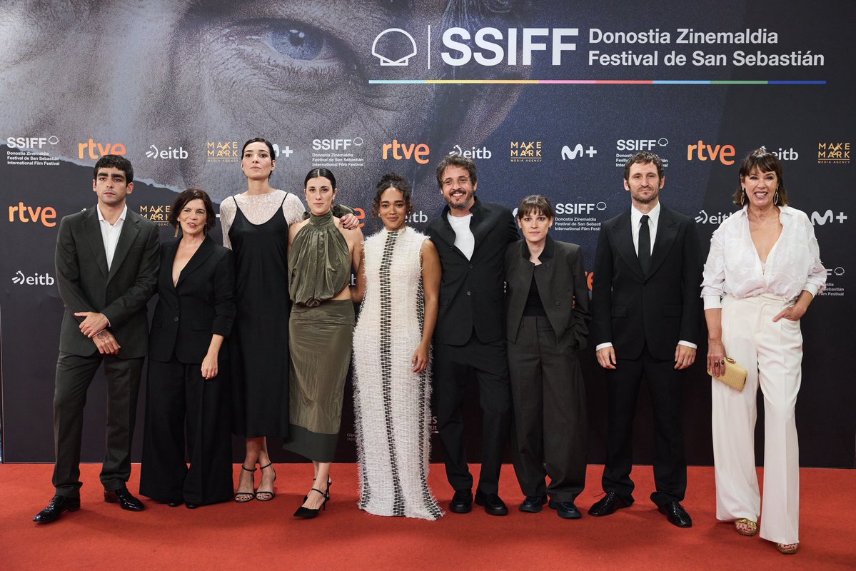 MovistarPlus's tweet photo. El equipo de #ElCastillo presenta la serie en @sansebastianfes. Disponible el 8 de octubre en Movistar Plus. #74ssiff https://t.co/Tt0T0AzdBM