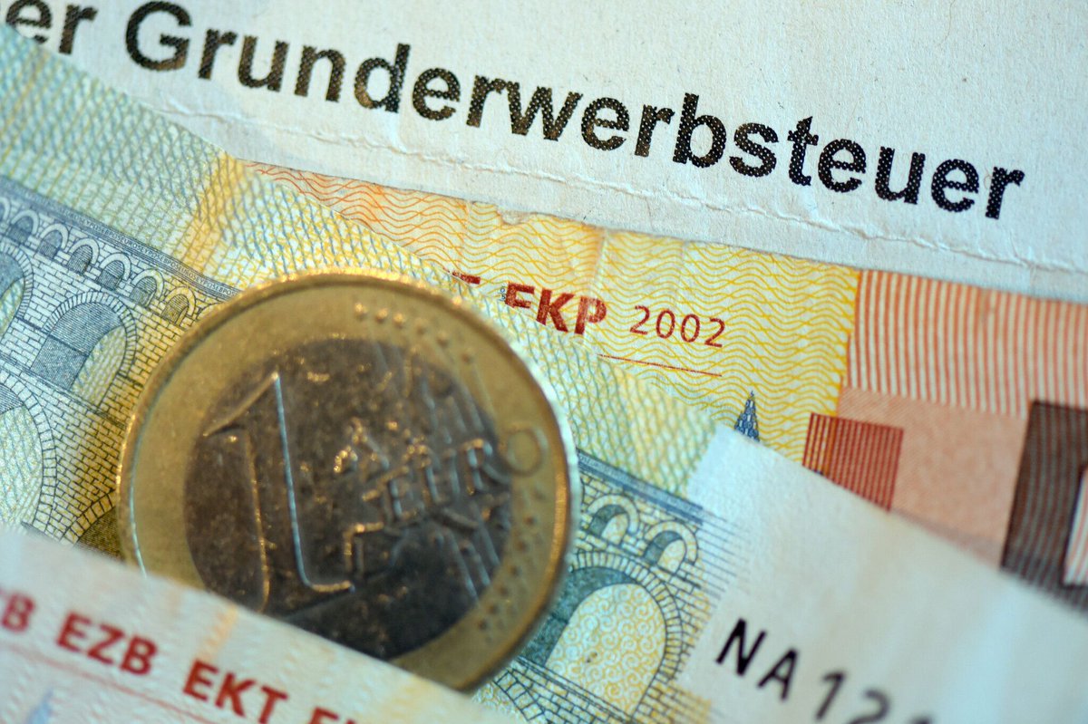 VerfFetischist's tweet photo. Steuer auf die Vergesellschaftung: Das auch noch!

Die Berliner Linke ist schon ganz aufgeregt: Wenn SPD und Grüne jetzt doch mit ihr koalieren, kommt sie der Vergesellschaftung der Wohnungsunternehmen einen großen Schritt näher. Felix Banaszak sagt, jeder habe eine Chance verdient. Schauen wir mal, ob sie es packen. 

Weniger glamourös, aber finanziell nicht ganz nebensächlich, ist die Grunderwerbsteuer. Auch der sozialpolitisch ambitionierteste Eigentumswechsel bleibt für das Steuerrecht zunächst eines: ein Eigentumswechsel.

Der Entwurf eines Vergesellschaftungsgesetzes der Initiative „Deutsche Wohnen & Co enteignen“ vom 26. September 2025 („VergG E“) regelt, dass die erfassten Wohnimmobilien unmittelbar kraft Gesetzes übergehen, wie es ja auch Art. 15 GG ausdrücklich vorsieht. Neue Eigentümerin soll nach § 8 VergG E aber nicht das Land Berlin werden, sondern die Anstalt des öffentlichen Rechts „Gemeingut Wohnen“. Damit landen wir grunderwerbsteuerlich in § 13 Nr. 2 GrEStG. Danach sind bei einem Erwerb kraft Gesetzes der bisherige Eigentümer UND der Erwerber Steuerschuldner.

Mit anderen Worten: „Gemeingut Wohnen AöR“ UND die jeweils enteignete Grundstücksgesellschaft wären nach § 44 Abs. 1 AO Gesamtschuldner. Jeder schuldet die gesamte Steuer. Da freuen sich die Wohnungsunternehmen. Das Finanzamt darf sich grundsätzlich aussuchen, wen es in Anspruch nimmt, muss dabei allerdings sein Auswahlermessen nach § 5 AO ordnungsgemäß ausüben (BFH, Urteil vom 2. Juli 2025 - II R 19/22).

Für die betroffenen Unternehmen enthält die Vergesellschaftung damit eine Pointe, die im politischen Schlagabtausch bislang unter dem Radar geblieben ist: Man verliert das Grundstück und bekommt zum Dank anschließend vom Land Berlin gleich noch den Grunderwerbsteuerbescheid zugestellt. Quasi ein steuerliches Dessert auf den Eigentumsentzug.

Wenn tatsächlich das Unternehmen zahlt, stellt sich die Frage nach dem Innenausgleich. Nach § 426 Abs. 1 Satz 1 BGB sind Gesamtschuldner grundsätzlich zu gleichen Anteilen verpflichtet, soweit nichts anderes bestimmt ist. Dass auch bei Steuerschulden ein zivilrechtlicher Ausgleich zwischen Gesamtschuldnern in Betracht kommt, ist anerkannt (BGH, Urteil vom 22. Oktober 1992 - IX ZR 244/91). Der Gesetzesentwurf selbst regelt die Tragung der Grunderwerbsteuer allerdings nicht. Das könnte also bedeuten, dass die enteigneten Unternehmen am Ende endgültig die Hälfte der Grunderwerbsteuer bezahlen müssen.

Ein voller Regress gegen die Gemeingut Wohnen AöR folgt nämlich keineswegs automatisch. § 448 Abs. 2 BGB weist bei einem Grundstückskauf die Grunderwerbsteuer zwar dem Käufer zu. Die Vergesellschaftung erfolgt aber gerade nicht auf Basis eines Kaufvertrages, sondern unmittelbar durch Gesetz. Ob sich aus Zweck, Interessenlage oder ergänzender Anwendung anderer Grundsätze dennoch eine vollständige interne Belastung der AöR herleiten ließe, ist offen. Sicher ist nur: Das Unternehmen hätte mit der Steuer zunächst ein reales Liquiditätsrisiko, selbst wenn später ein Ausgleichsanspruch bestehen sollte.

Und über welche Beträge reden wir? Berlin erhebt 6 % Grunderwerbsteuer. Bei einer Enteignung nach Art. 14 Abs. 3 GG gilt nach § 9 Abs. 1 Nr. 7 GrEStG die Entschädigung als Gegenleistung. Ob diese Vorschrift auf die Vergesellschaftung nach Art. 15 GG unmittelbar anzuwenden ist, ist höchstrichterlich naturgemäß nicht geklärt - Art. 15 GG kam als „Totholz im Garten der Grundrechte“ (Udo di Fabio) ja noch nie zum Einsatz. Wenn das so ist, wird aus einer Entschädigung von 8 Milliarden Euro eine Steuer von 480 Millionen Euro, aus 18 Milliarden Euro werden 1,08 Milliarden Euro. Legt man die frühere amtliche Schätzung von 28,8 bis 36 Milliarden Euro zugrunde, landet man bei rund 1,73 bis 2,16 Milliarden Euro. 

Ob Jan van Aken das alles bedacht hat, als er am 22. September 2026 bei Markus Lanz sagte, das koste alles nichts?
