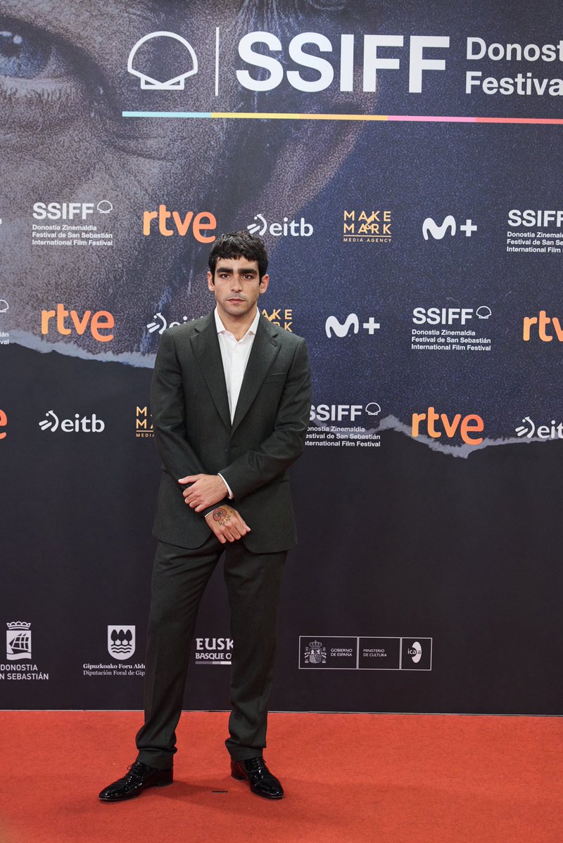 MovistarPlus's tweet photo. El equipo de #ElCastillo presenta la serie en @sansebastianfes. Disponible el 8 de octubre en Movistar Plus. #74ssiff https://t.co/Tt0T0AzdBM