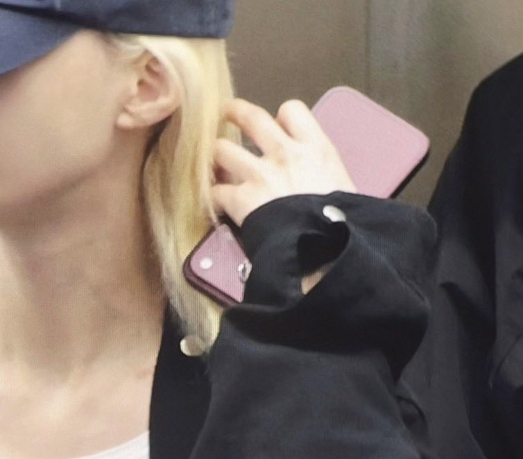 mjkmwntr's tweet photo. Seems like Minjeong already bought the newest iPhone already? 😭 https://t.co/CBI9cMbwdk