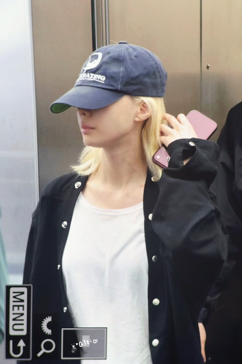 mjkmwntr's tweet photo. Seems like Minjeong already bought the newest iPhone already? 😭 https://t.co/CBI9cMbwdk