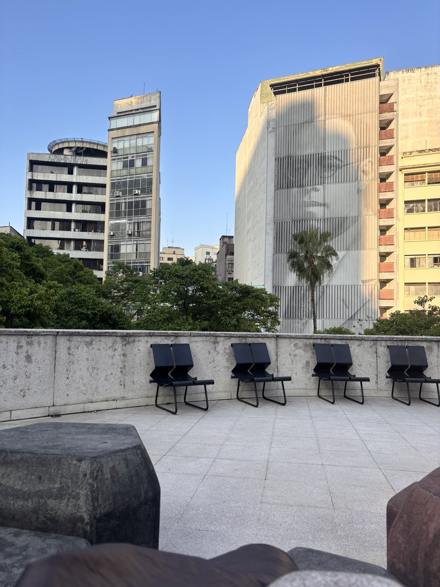 bel_dade_'s tweet photo. sou encantada pelo mini terraço que existe aqui na biblioteca mário de andrade no centro, facilmente uma das melhores vistas da cidade https://t.co/br4JNwMqF3