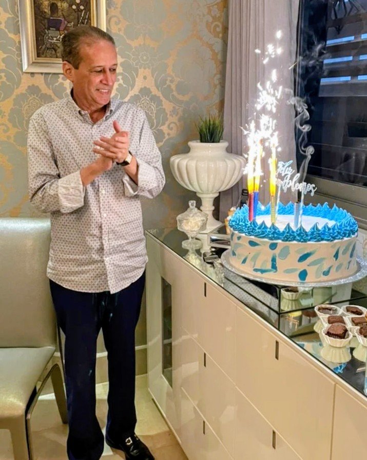 ingridmendozap's tweet photo. Hoy Reinaldo cumpliría 70 años.
Hay personas que se van físicamente y, sin embargo, siguen habitando nuestra vida de muchas maneras… en los recuerdos, en las historias, en las canciones, en una risa que vuelve de repente.
Hoy celebro su vida y agradezco la suerte de haber compartido gran parte de la mía con él. Aunque confieso que me hubiera encantado verlo llegar hasta aquí.
Feliz cumpleaños hasta el cielo, mi Rei. ❤️