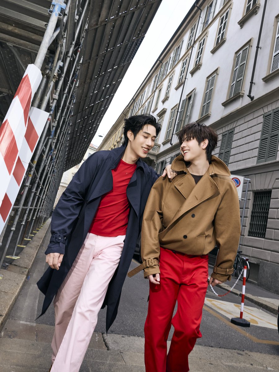 fabmagazineth's tweet photo. #เติ้ลมติมันท์ @TLE_mtm และ #เฟิร์สวันวรรณกร @firstone_wnk ปรากฏตัวในฐานะแขกคนสำคัญของแฟชั่นโชว์ @Moschino ประจำฤดูกาลใบไม้ผลิ/ฤดูร้อน 2027 ทั้งคู่มาในลุคจากรันเวย์ SS27 โดยโชว์นี้ถือเป็นจุดเปลี่ยนสำคัญเพราะเป็นการเปิดตัวคอลเลกชันแรกอย่างเป็นทางการของ loris messina และ simone rizzo ในตำแหน่งผู้อำนวยการฝ่ายสร้างสรรค์ร่วมคนใหม่ของแบรนด์

เฟิร์สวันสวมเสื้อโค้ทโอเวอร์ไซส์สีน้ำตาล คู่กับกางเกงขายาวสีแดงสด ส่วนเติ้ลสวมเสื้อโค้ทยาวสีดำทับเสื้อยืดสีแดง จับคู่กับกางเกงขายาวสีชมพูอ่อน การเล่นสีที่จัดจ้านแต่ยังคงความชิคแบบ #moschino สะท้อนให้เห็นว่าดีเอ็นเอดั้งเดิมของแบรนด์ยังคงอยู่ แม้จะอยู่ภายใต้การนำทีมของดีไซเนอร์คนใหม่ #moschinoth #moschinoss27xtlefirstone #patluxurygroup #moschinoxtlefirstone #tle_mtm #firstonewnk #tlefirstone #fabmagazinethailand #fabmagth #fabmagazineth #fabmagazine