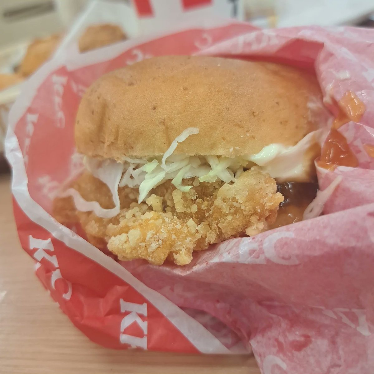 JudsonDeteqm's tweet photo. アル・プラザ香里園のフードコートにオープンしたケンタッキーフライドチキンへ。バーガーや季節限定も美味しいけど、結局オリジナルチキンが一番好き。ごちそうさまでした！ https://t.co/bxJtu8mYaK