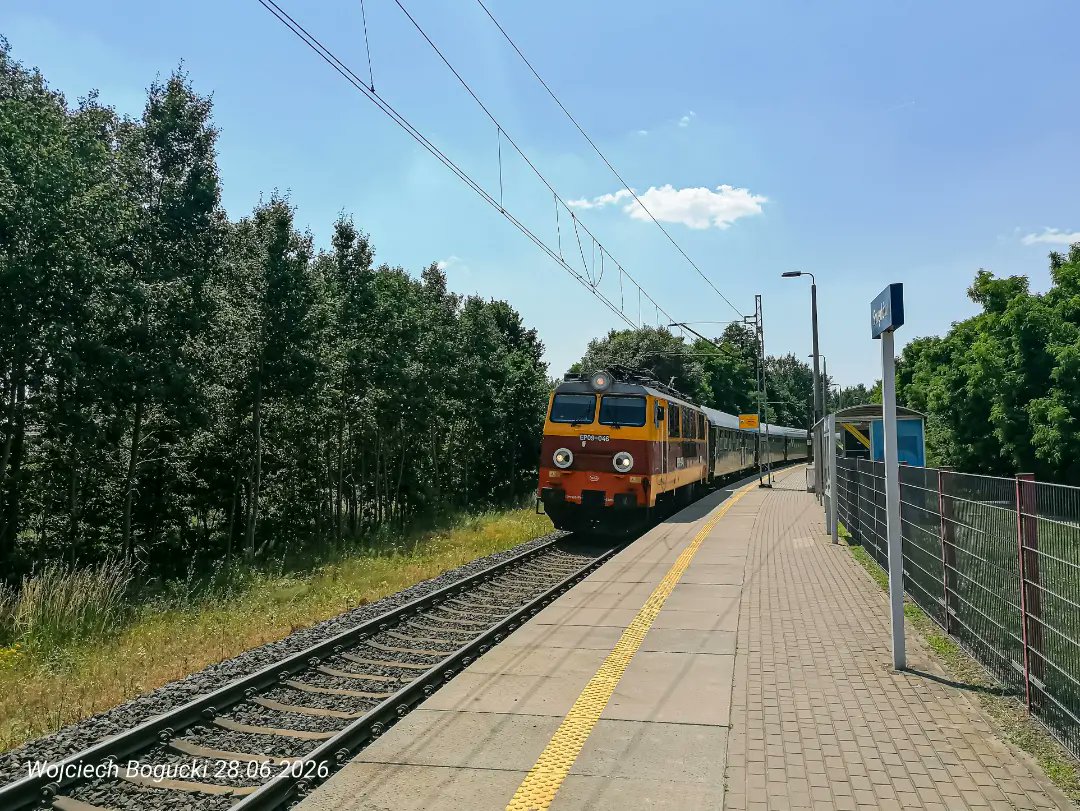 IrenaTaverwt's tweet photo. ICN Nieśpieszny, czyli Nadwiślański Świt, relacji Poznań Główny–Warszawa Główna, przemknął przez Swędów z ponad 30-minutowym opóźnieniem z powodu upału. Skład prowadziła EP09-046 z 1997 roku. https://t.co/ZfAuitmEpk