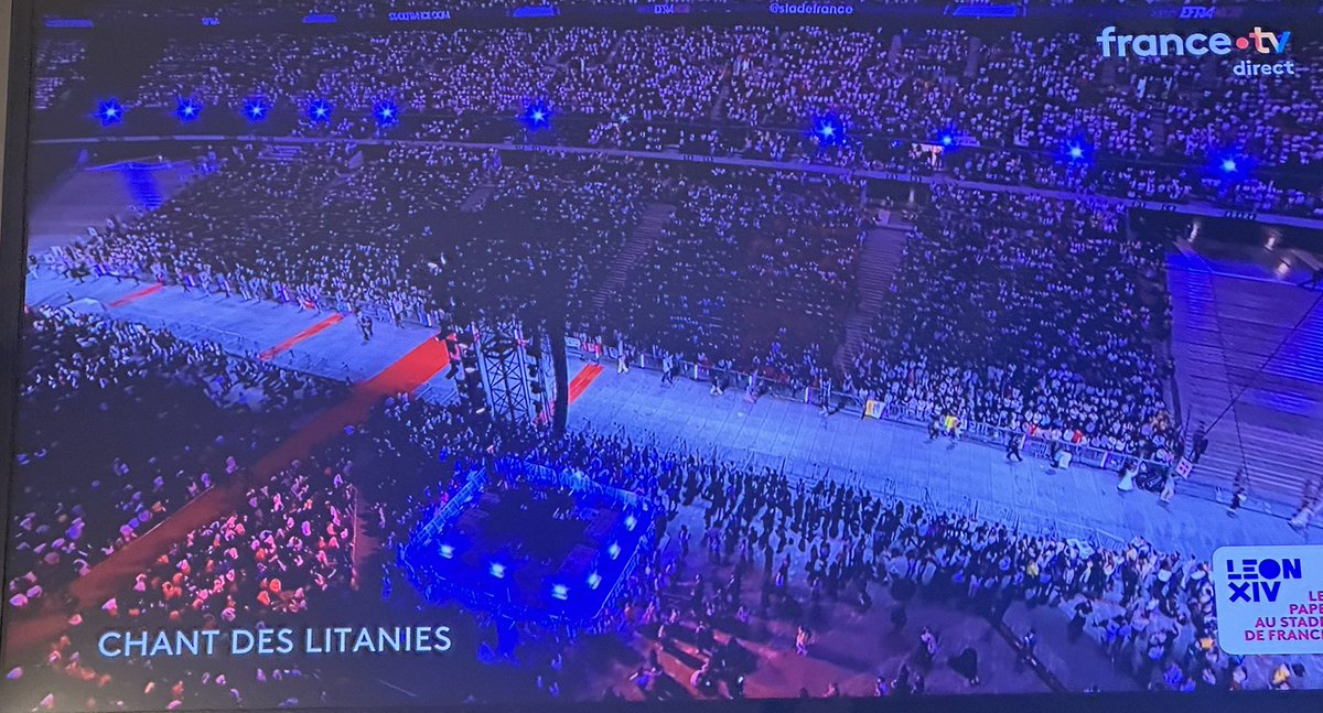 ErykMistewicz's tweet photo. Niesamowita Francja, która się odnawia. Piękny przejmujący spektakl na Stade de France z udziałem papieża Leona XIV i 80 tysiecy młodych ludzi 17-26 lat. Transmisja we wszystkich TV. Na miejscu @MichalKlosowski teksty relacje opinie w @Najwazniejsze. 
Tak, Francja się budzi. https://t.co/6nOQc3tUEg