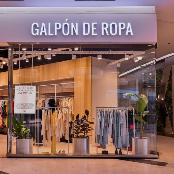 clarincom's tweet photo. LA ROPA USADA LLEGÓ A LOS SHOPPINGS

En medio de la llegada de marcas internacionales a los centros de compras, también aparecen locales de indumentaria de segunda mano. Galpón de Ropa abrió en el DOT el primer local de moda circular dentro de un shopping. El espacio permite comprar indumentaria, calzado y accesorios usados, además de entregar prendas para reventa o donación.

La empresa ya cuenta con diez puntos de venta en Buenos Aires y pone en circulación unas 40.000 prendas por mes. Según datos difundidos por la firma, el mercado de segunda mano crece más de 10% anual, frente al 4% de la moda tradicional.

(+) en Clarín: https://t.co/XTgsnqh69J