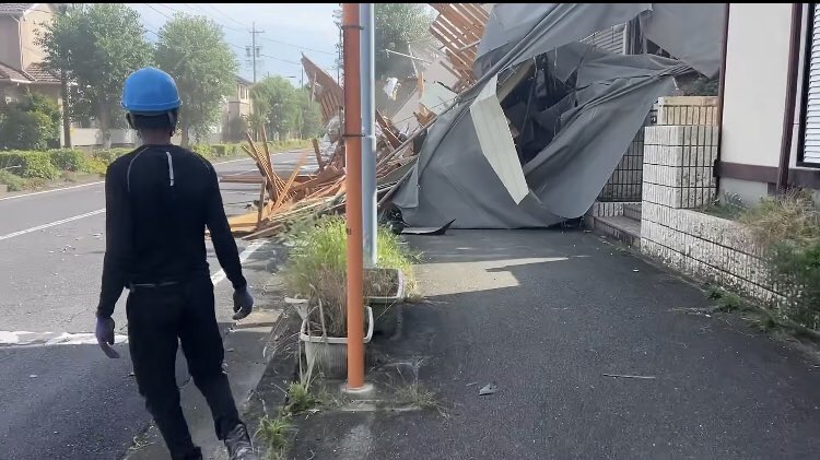 Izumi_Sunagawa's tweet photo. これ歩道を誰かが歩いていたら大惨事だっただろうよ。

このまま格安外国人解体業が増えたら、
日本人の失業者も増えるわ、
事故で日本人が巻き込まれて死んだりするんだろうな。

カルタール工業合同会社
代表　デミルタシ オカン 
トルコ国籍 https://t.co/GTgvJ0wx8f