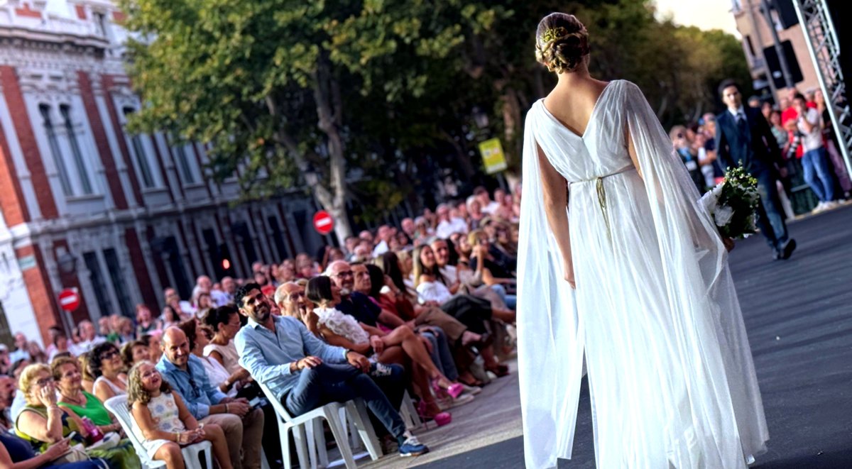 dipualba's tweet photo. @josetinajeros @Lola_Tendencias @abfashionday @culturagob @EconomiaCLM @gobjccm La V #ZonaDeModa ha tenido 7 comercios protagonistas: Perfumería Cande, Asako, Teñi-Piel, Tonetti, David Sotoca Sastrería, Moda-RE y Clementina.
Y la #ObraEspecial de @Lola_Tendencias para @SomosGlobalcaja porque sí: Albacete, para llevarlo puesto (incluido nuestro Palacio) ☺️. https://t.co/l1oTG803h0