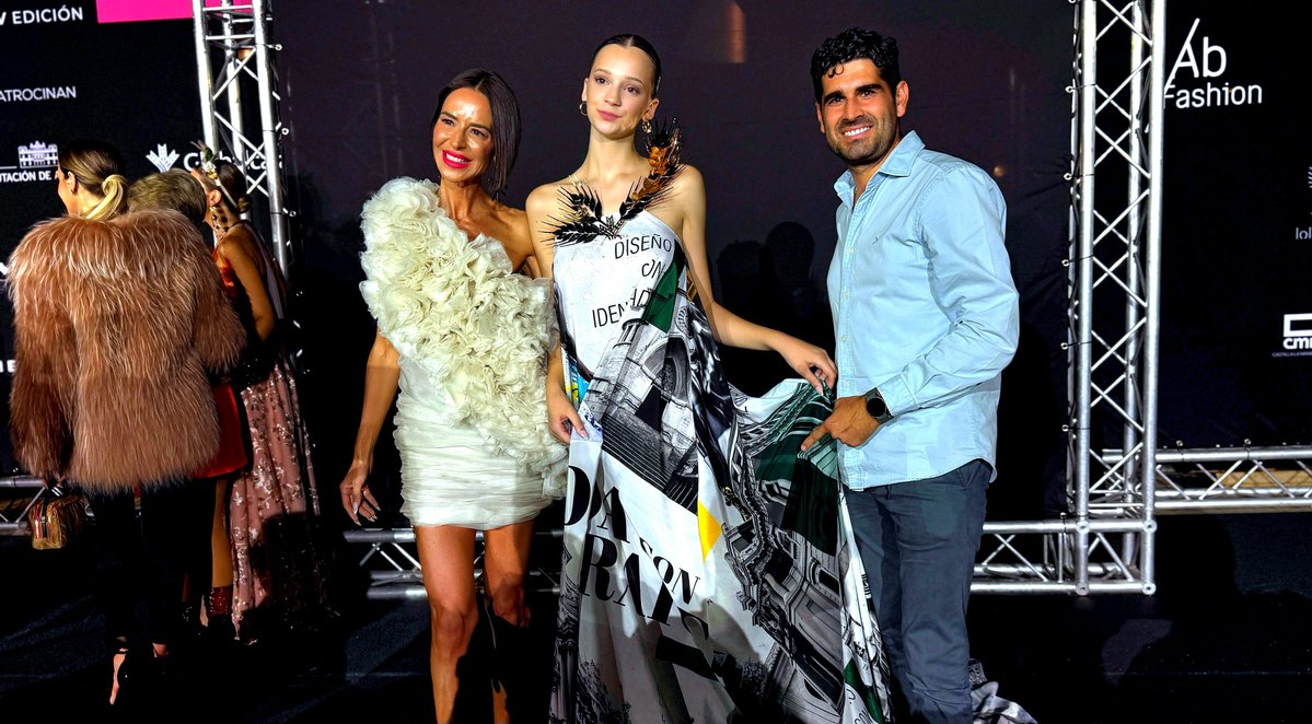 dipualba's tweet photo. @josetinajeros @Lola_Tendencias @abfashionday @culturagob @EconomiaCLM @gobjccm La V #ZonaDeModa ha tenido 7 comercios protagonistas: Perfumería Cande, Asako, Teñi-Piel, Tonetti, David Sotoca Sastrería, Moda-RE y Clementina.
Y la #ObraEspecial de @Lola_Tendencias para @SomosGlobalcaja porque sí: Albacete, para llevarlo puesto (incluido nuestro Palacio) ☺️. https://t.co/l1oTG803h0