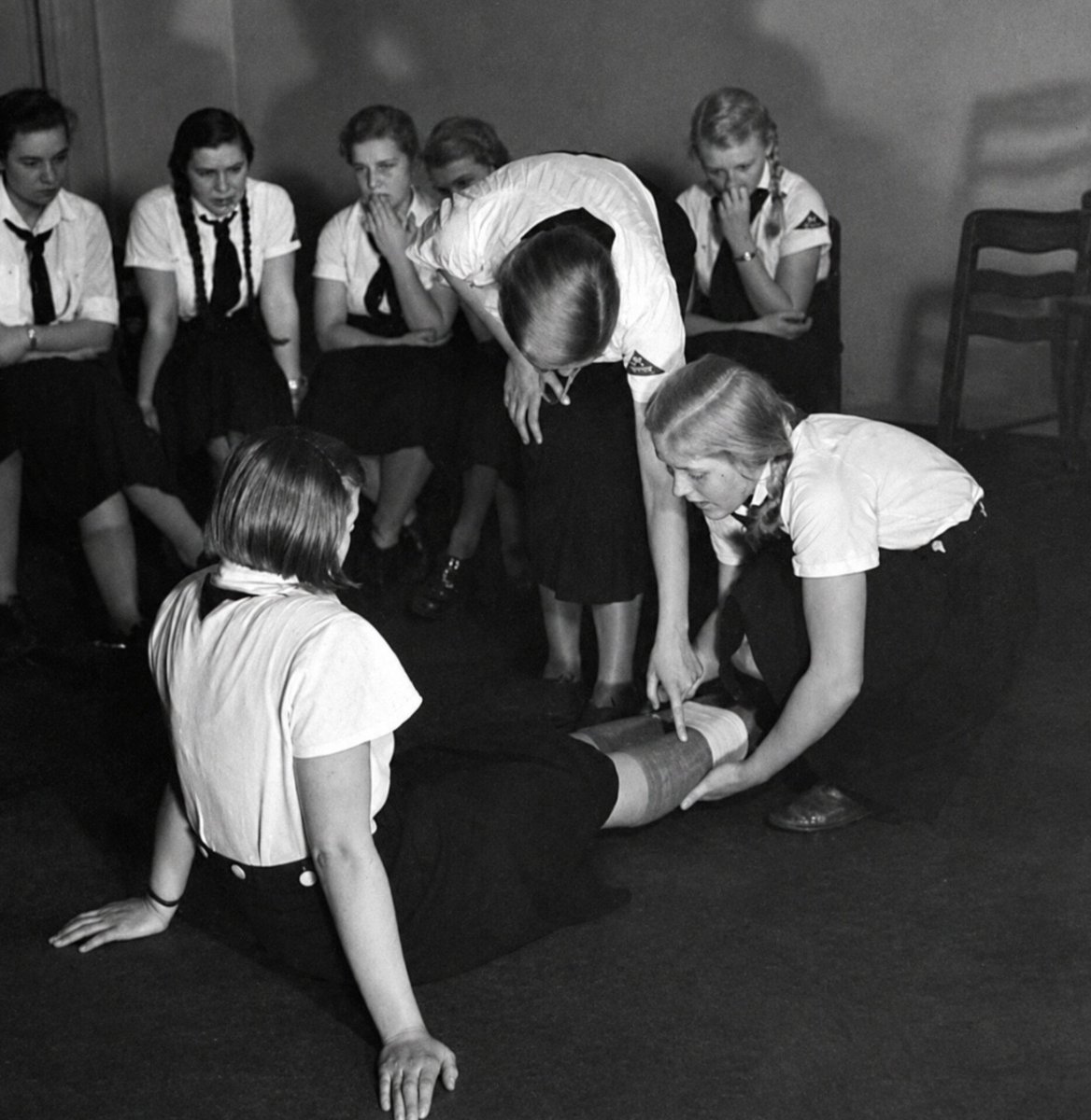 frostblute's tweet photo. BDM girls at First Aid training, Germany 1930s https://t.co/4uNWxZQ3FK